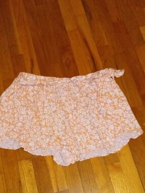 women 2x shorts orange with white flower print